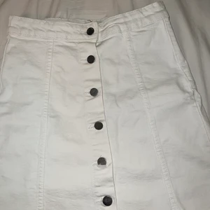 Storlek S - Köpte denna fina kjol från Gina Tricot.  För 2 årsen använt några få gånger , inga fläckar eller hål eller något . Köptes för 400kr men säljer för 200kr