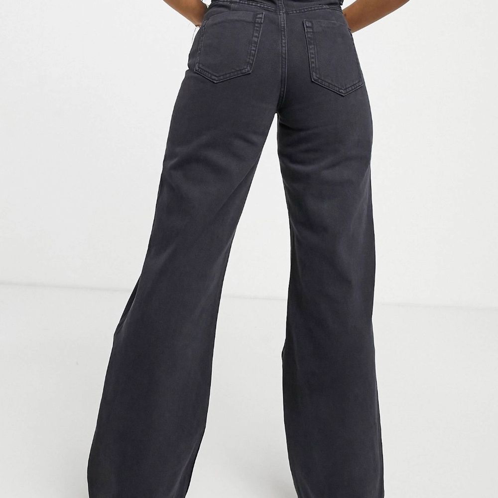 Säljer mina populära svarta Bershka jeans då jag inte använder de längre. Jeansen är väldigt små midjan. Hålen i knäna har blivit lite större med tiden och färgen är lite urtvättad men jag tycker bara det är snyggt. Rökfritt hem ☺️ Skriv vid frågor, intresse eller fler bilder 🤗. Jeans & Byxor.