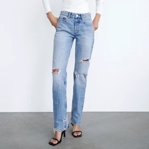 Zara Jeans - Säljer dessa helt slutsålda mid rise straight jeansen från Zara med slitningar! Säljer pga att jag köpte två storlekar för ett tag sedan och hade helt glömt bort att lämna tillbaka vilket nu är försent. De är i storlek 34 och helt oanvända med prislappen kvar!! Har även ett par i en ljusare färg som jag säljer av samma anledning. För fler frågor kontakta mig! Köparen står för frakt! 💓 