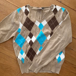 Argyle Tröja - Säljer min älskade argyle tröja efterson har inte fått så mycket användning längre;((( tröjan är i bra skick!! Passar bra till mig som har XS!! Frakt tillkommer🤍🤎🤍🤎🤍