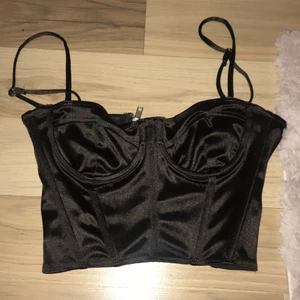 korsett  - Mörkbrun korsett som tyvärr inte passar mig längre.