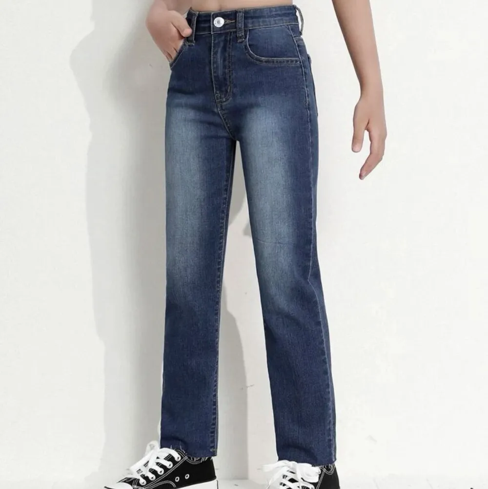 Säljer dessa jeans som jag köpte på shein som inte kommer till användning. Gillar inte hur dom sitter på mig så jag säljer dom. Har aldrig andvänt dom💞. Jeans & Byxor.
