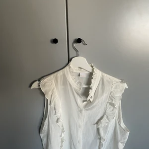 Blus - Så söt topp/blus från Hugo Boss!💗💗 Tröjan är använd Max två gånger. Den är i storlek L men passar mig som vanligtvis bär S om jag bara viker in den lite✨✨✨