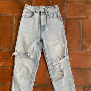 Ljusblåa jeans från Zara med slitningar och hål som inte längre finns i butik. Superfina och inga skador:)