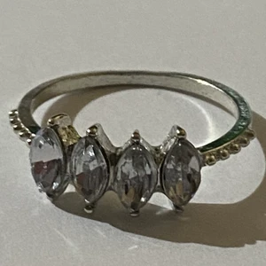 Ring - Silverring med kristaller.