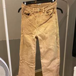 Beige/bruna jeans från lager 157. Trådiga vid fötterna men det är meningen. Modellen heter Lane. 