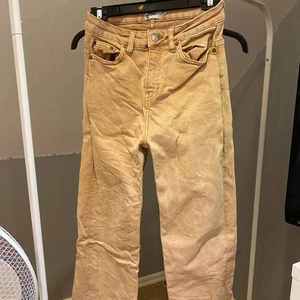 Jeans lager 157 - Beige/bruna jeans från lager 157. Trådiga vid fötterna men det är meningen. Modellen heter Lane. 