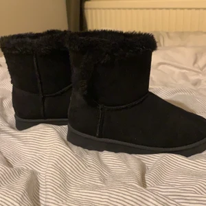 Skor - Ett par fake uggs. Köptes på newyorker för 150 kr. Knappt använda.