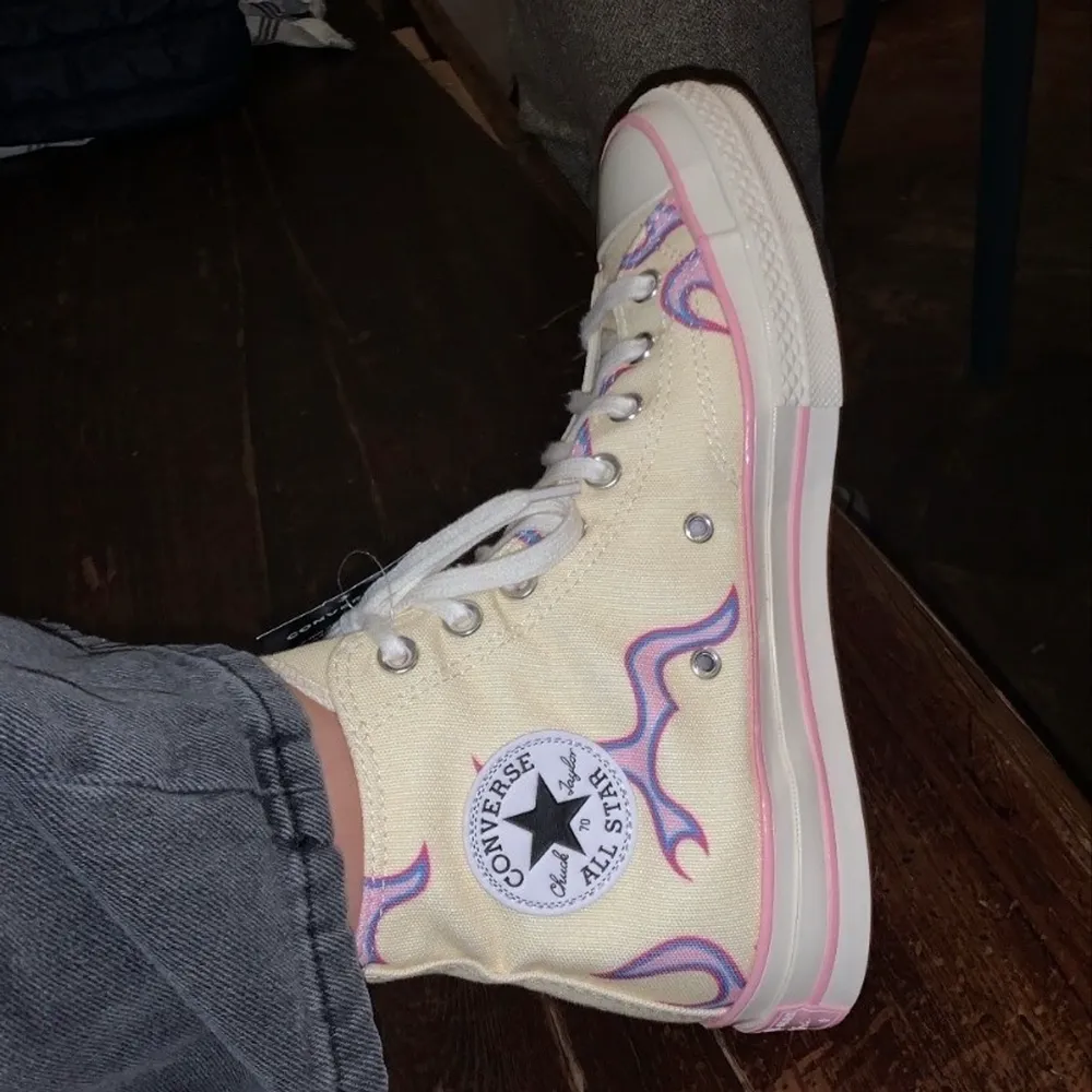 Collaboration between Converse and Golf le Fleur, I am selling them because I pick up the wrong size but they are very comfortable . Skor.