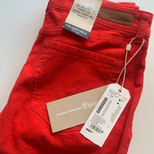 Röda tom tailor byxor - Oanvända tom tailor byxor i storlek 27. Har enbart testat dom, lappar kvar.  Nypris 700kr. 