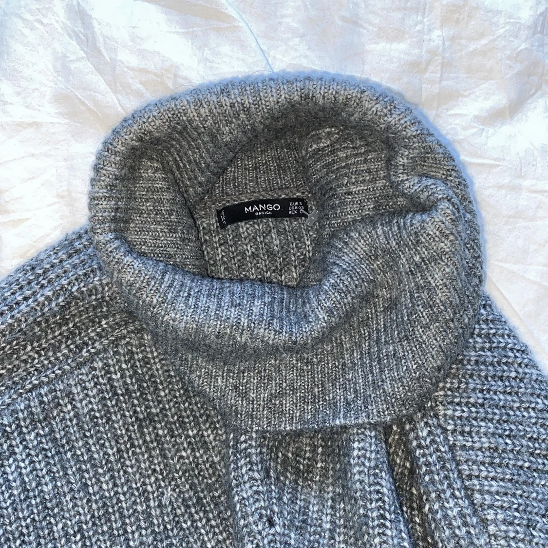 Grå turtleneck tröja från MANGO, strl S - 91