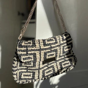 Väska  - Söt flätad väska från H&M. Fint skick, knappt använd. Går att ändra om kedjan till en axelremsväska. 100kr+frakt eller högsta bud! ✨