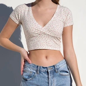 Brandy Melville topp - Klassisk brandy tröja som används ett par gånger! Jättesöt och i toppenskick. Tror inte att den säljs längre då den köptes 2019. Perfekt till våren☀️ +66 kr i frakt