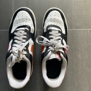 Nike air skor  - Har haft dem i ca 1 år men nästan aldrig använt dem, så pris kan diskuteras. Frakten ligger på 99 om man vill ha det spårbart annars 45 kr💓