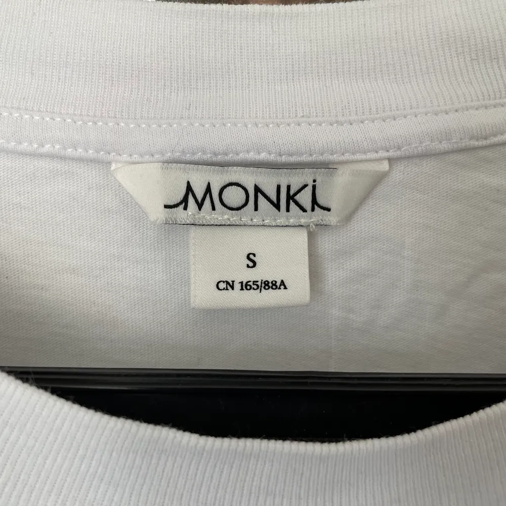 En lite längre tshirt från Monki! Väldigt stilren och osliten. . T-paidat.