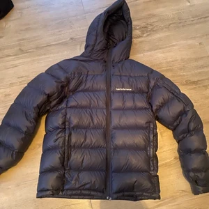 peak performance jacka - peak performance jacka i den tjockaste modellen, storlek M i mörkblå, superfint skick. 1500kr eller bud! 🤍🤍