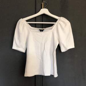 En vit T-shirt med puffiga axlar perfekt för alla tillfällen. Den är i storlek XS från Lindex.
