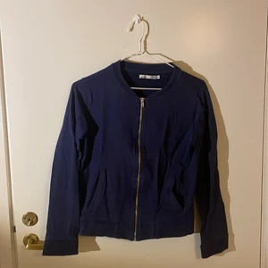 Blå kofta - Blå kofta från lager 157. Lite urtvättad. 