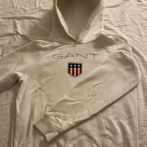 Gant hoddie  - Använt några gånger, har en liten fläck på tröjan men syns knappt. Säljer pågrund av att jag aldrig använder den längre
