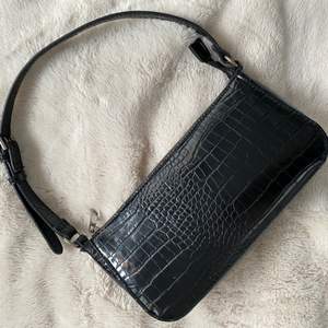 Säljer min svarta baguettebag från Lindex. Pris: 100kr+frakt, skriv om du är intresserad!!💞