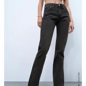 Jeans - Säljer dessa sjukt snygga mid straight jeans från zara, säljer då dom inte kommer till användning längre, använt fåtal gånger men i väldigt bra skick, skriv för fler bilder eller vid intresse 💗