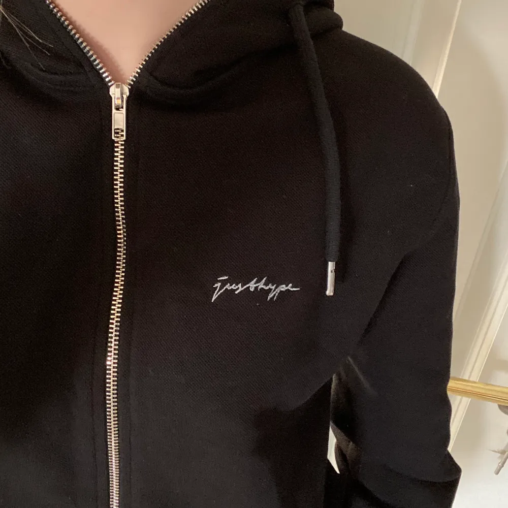 Jätte skön hoodie/ kofta från Justhype i storlek S. Använd fåtal gånger så jättefin kvalitet.. Tröjor & Koftor.