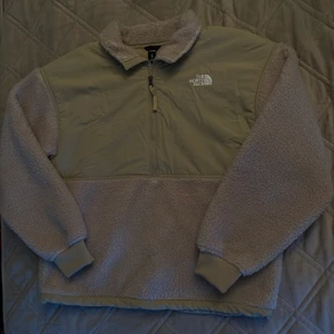 North face  - Säljer nu den populära och as snygga north face jackan som jag köpte för 1.500kr för bara 800kr  säljer den billigt då den var för liten den har används 1 gång och det var inomhus sen dess har den bara legat i garderoben. Den är även slutsålt på de flesta sidorna. Kvitto finns om man vill ha det