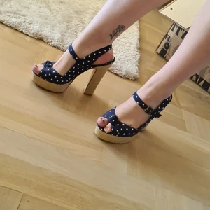 Rockabilly skor strl 40 - Extremt fina skor som aldrig kommer till användning. Väldigt fina och hyfsat bekväma för att va 15cm höga💕
