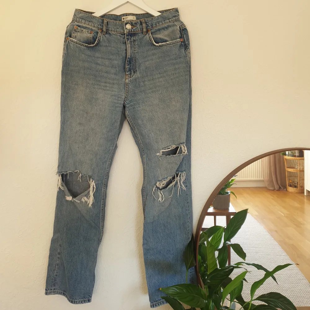 Highwaisted jeans från Gina Tricot. Stl 40. Raka ben med hål på knäna. Frakt tillkommer.. Jeans & Byxor.