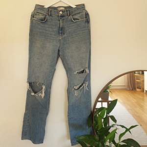 Highwaisted jeans från Gina Tricot. Stl 40. Raka ben med hål på knäna. Frakt tillkommer.