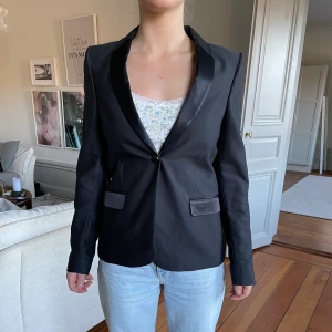 FilippaK kavaj  - Jättefin och oanvänd kavaj från FilippaK. Står s men skulle säga mer M. 