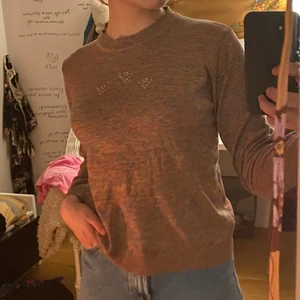 Tröja från beyond retro ☺️💕 - Många-färgad, spräcklig tröja från beyond retro! Jättefint skick, jättefina detaljer på bröstet (se bild 3) 🥰 storlek framgår inte, men den passar en S/XS☺️
