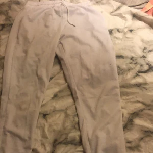 Mjukisbyxor - Vita mjukisbyxor vet inte vart dom kommer ifrån och är i storlek M men passar även XS/S