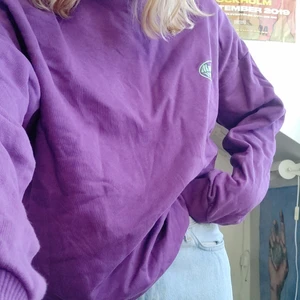Lila collegetröja fr Junkyard - säljer denna lila collegetröja/tjocktröja från Junkyard! den sitter bra på mig trots den stora storleken så skulle säga att den är i storlek M ish. superbra skick trots välanvänd. köpte för 300 och säljer nu för 200, men kan tänka mig sänka priset :) 
