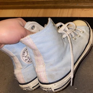 Ljusblåa converse  - Säljer dessa skit coola converse i storlek 35, passar dock någon med 36-36,5 i storlek!! Säljes för 130kr+frakt