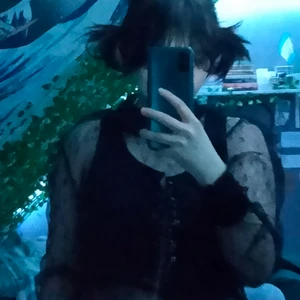 See through svart blus - Köpt från h&m 2020, använd några gånger. Blommigt mönster med detaljer vid ärmar/krage. Storlek S/M