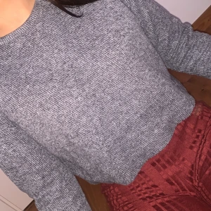 Tröja xs  - En vanlig grå tröja ganska fin insidan e skön, storlek xs men passar s❤️