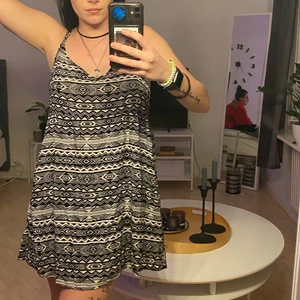 Mönstrad klänning i 38 - En flowig mönstrad klänning i 38 från H&M. 20kr + frakt