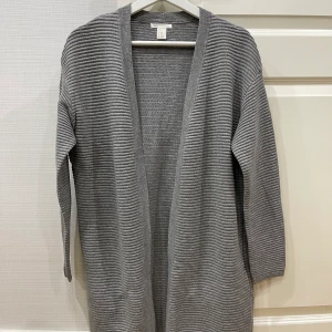Kofta H&M - Superfin kofta/cardigan som endast är använd 1 gång. Storlek XS/S