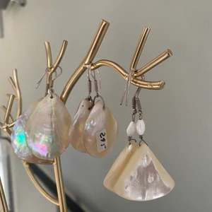 Örhängen - Säljer dessa örhängen av äkta pärlemor direkt från Desert Design och är aldrig använda därav nyskick! Ett par för åttio eller om man vill ha flera kan vi komma på ett bra pris beroende på hur många man vill ha:)