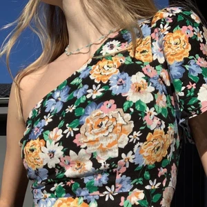 Blommig topp - Fin vår och sommar topp, croppad och linne material? Stretchig! 