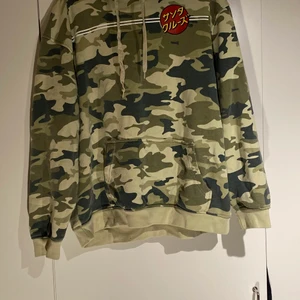 Santa cruz hoodie - Köpte denna från carlings för 599kr. Den är inte min stil längre därför säljer jag den. Den är lite nopprig
