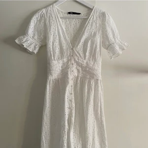 Klämning - ‼️klänningen är för liten för mig, kan därför inte skicka bilder med den på ‼️ midjebandet är ca 70cm! Världens gulligaste klänning, köpt här på plick men va tyvärr för liten för mig. Går till mitten på vaden ca. Är S men skulle säga den är med som en xs alt S med smal midja