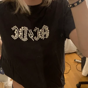 T-shirt - As cool t-shirt med pärlor🤍