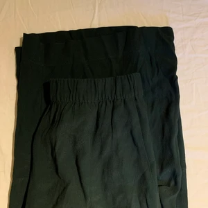 Mörkgröna vida byxor från Weekday!! - Vida byxor i tunt mörkgrönt tyg, resår i midjan och slutar en bit över anklarna. Knappt änvända!!