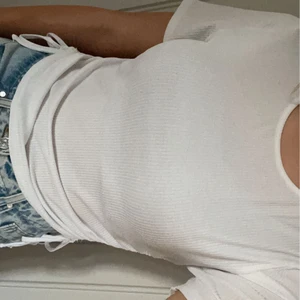 Vit H&M tröja  - Vit h&m t-shirt med jättefina sido detaljer som jag inte använder längre. Den är lite see throw men inget man märker. Den är i ett skönt och tunnt material perfekt inför sommaren. Har använt den X antal gånger men är i bra skick 💕