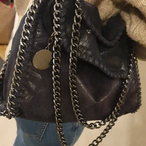 Stella McCartney väska - Säljer min älskade stella McCartney inspirerade väska. Den tredje kedjan köpte jag separat så därför kommer väskan att kosta +100kr ifall man vill köpa den med den tredje kedjan.