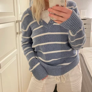 Randig tröja - Jätte söt randig tröja med fina detaljer från isolde. Storlek m men passar även s. Bra skick!💗