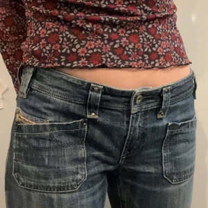 DIESEL JEANS  - jätte söta Lågmidjade diesel jeans med bootcut. W30 L34 . Jag brukar ha 28 i vanliga jeans med eftersom dessa sitter mer på höfterna så skulle jag säga att dom blir mer som en 28 i passform. 🪴