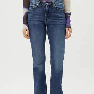 Säljer dessa Twig jeans från weekday i den mörkblåa färgen💕 Endast använd några få gånger, säljer då dom inte kommer till användning🤩 Priset kan diskuteras! Köpta för 500